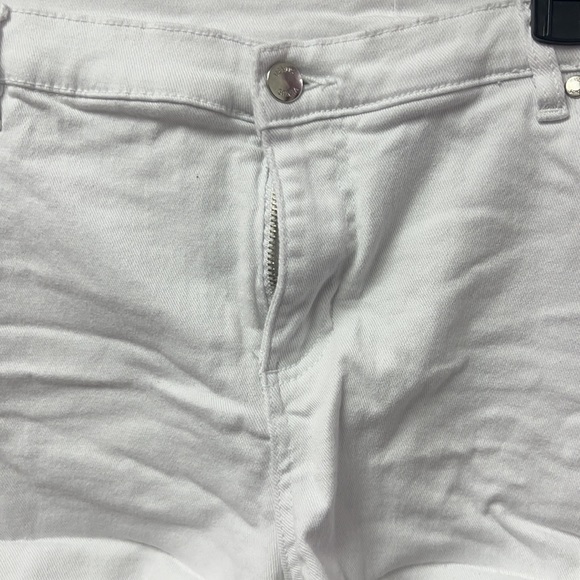 In brand new condition Woman’s Venus jean shorts - Picture 4 of 11